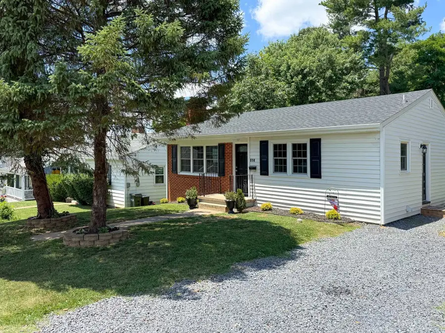 814 Adams St, Staunton, VA 24401 - #3