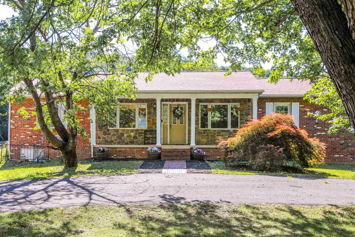 234 Montgomery Rd, Staunton, VA 24401 - #1