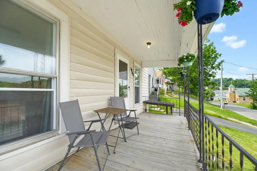 2202 Poplar St, Staunton, VA 24401 - #3