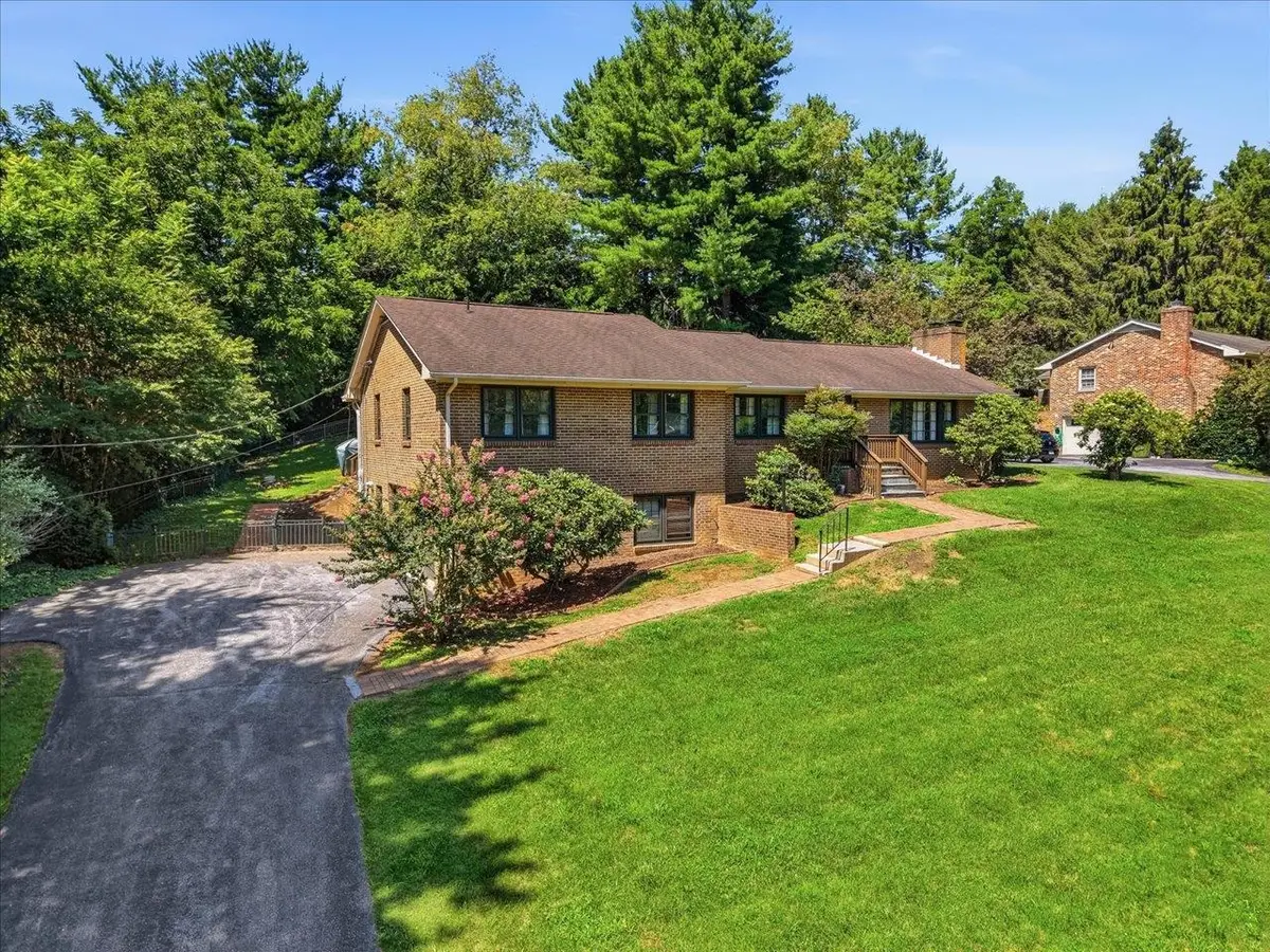 1060 Glenwood Blvd, Waynesboro, VA 22980 - #1