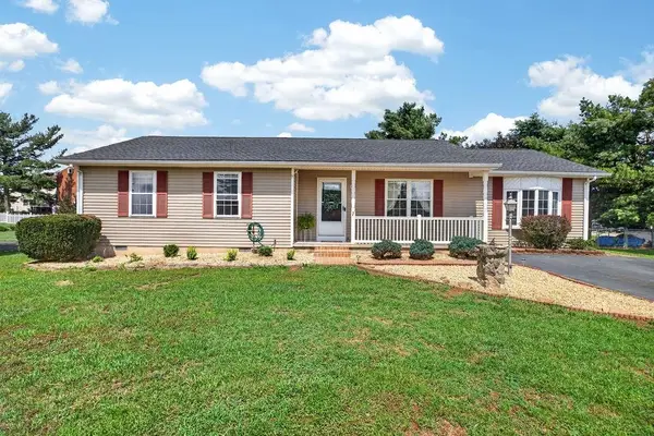 7 Featherstone Dr, Lyndhurst, VA 22952