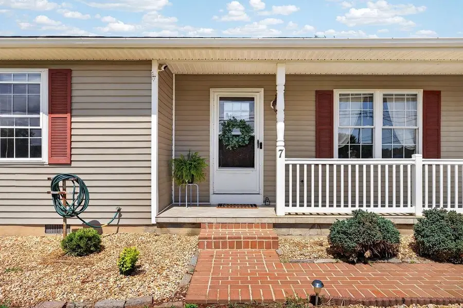 7 Featherstone Dr, Lyndhurst, VA 22952 - #3