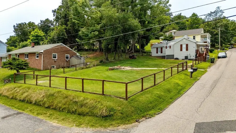 110 Gay St W, Staunton, VA 24401 - #3