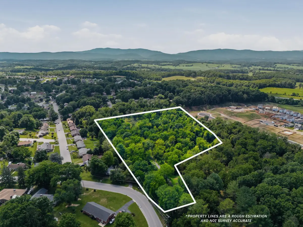 516 Hillcrest Dr, Staunton, VA 24401 - #1