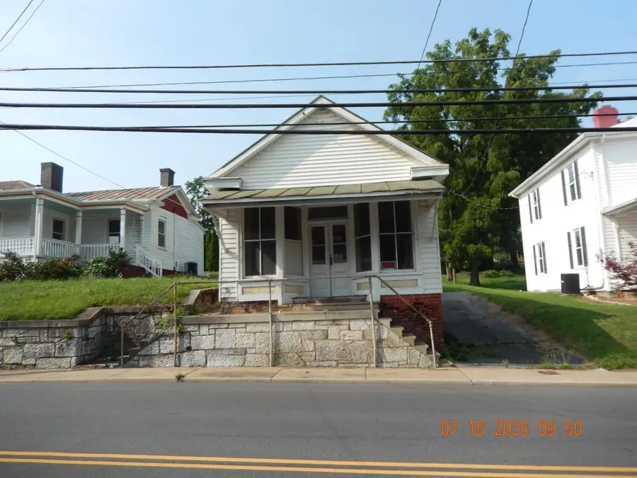1642 Beverley St W, Staunton, VA 24401 - #3