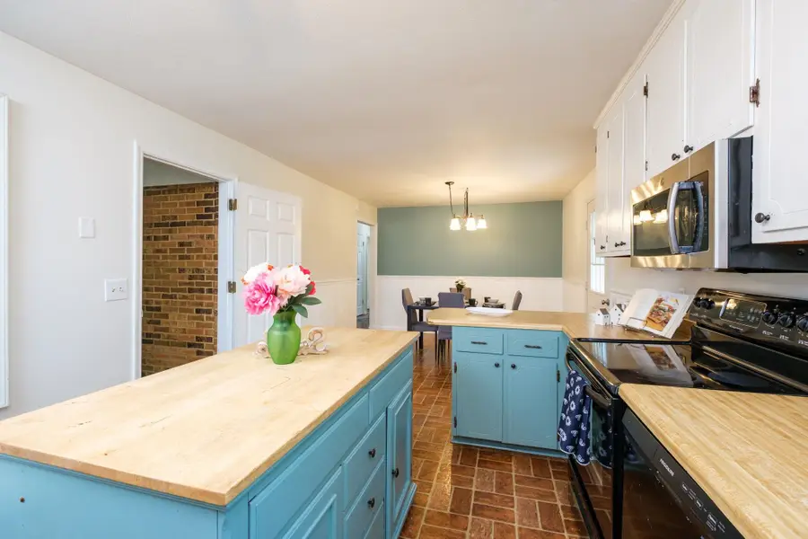 319 Ann St, Staunton, VA 24401 - #3