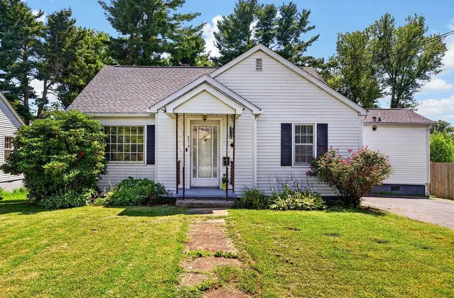 2212 Mt Vernon St, Waynesboro, VA 22980 - #2