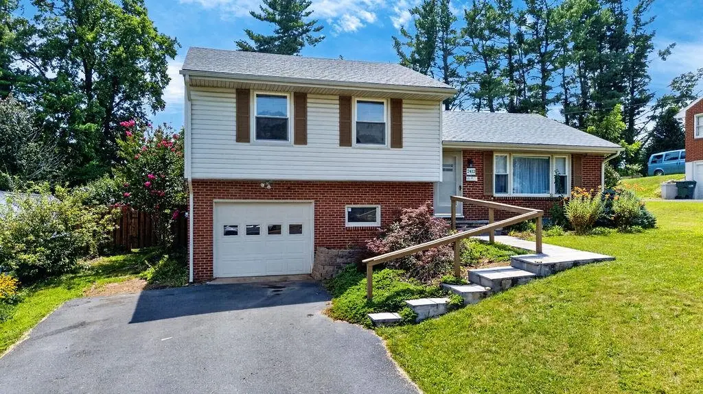 2412 Mt Vernon St, Waynesboro, VA 22980 - #1