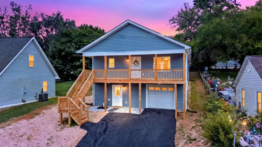 1814 Vinson St, Staunton, VA 24401 - #2