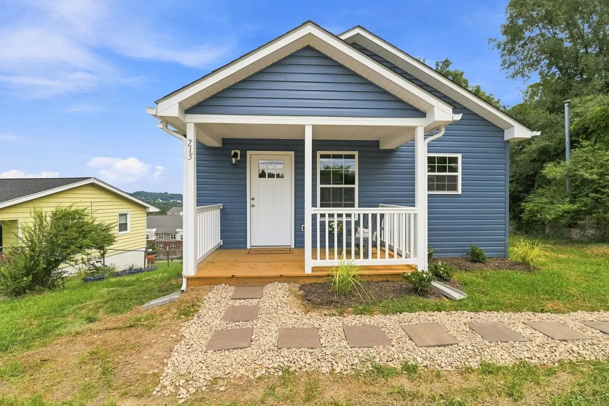715 Mineola St, Staunton, VA 24401 - #1