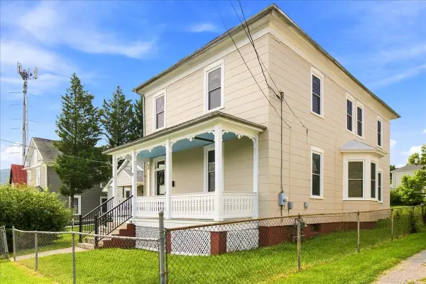 10 Peabody St E, Staunton, VA 24401