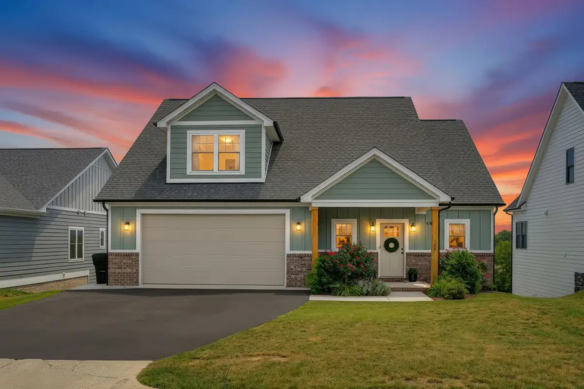 128 Chamberlain Dr, Staunton, VA 24401 - #1