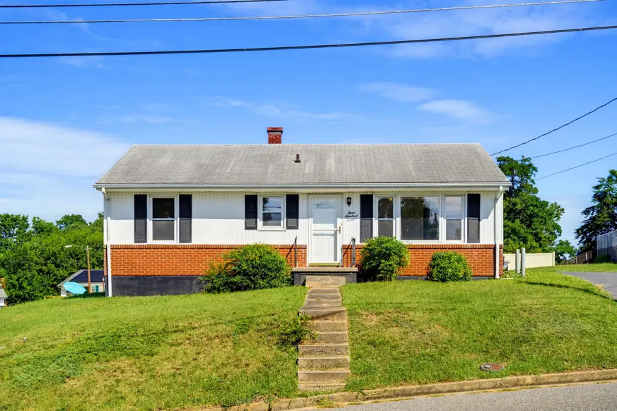 315 Sharon Ln, Staunton, VA 24401 - #2