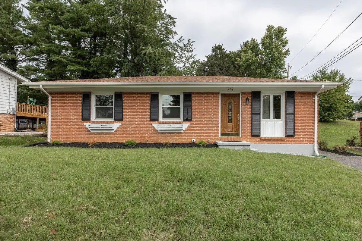 204 Thomas St, Staunton, VA 24401 - #1