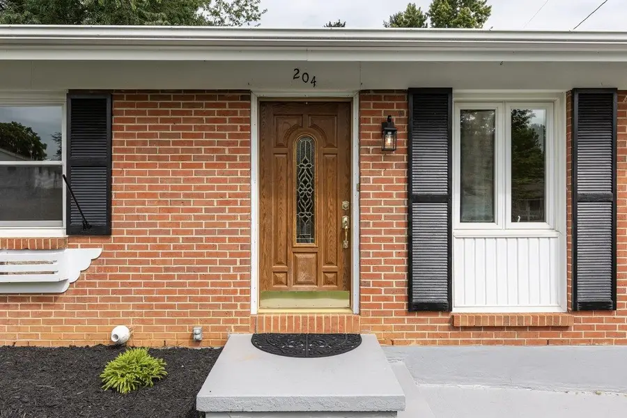 204 Thomas St, Staunton, VA 24401 - #2