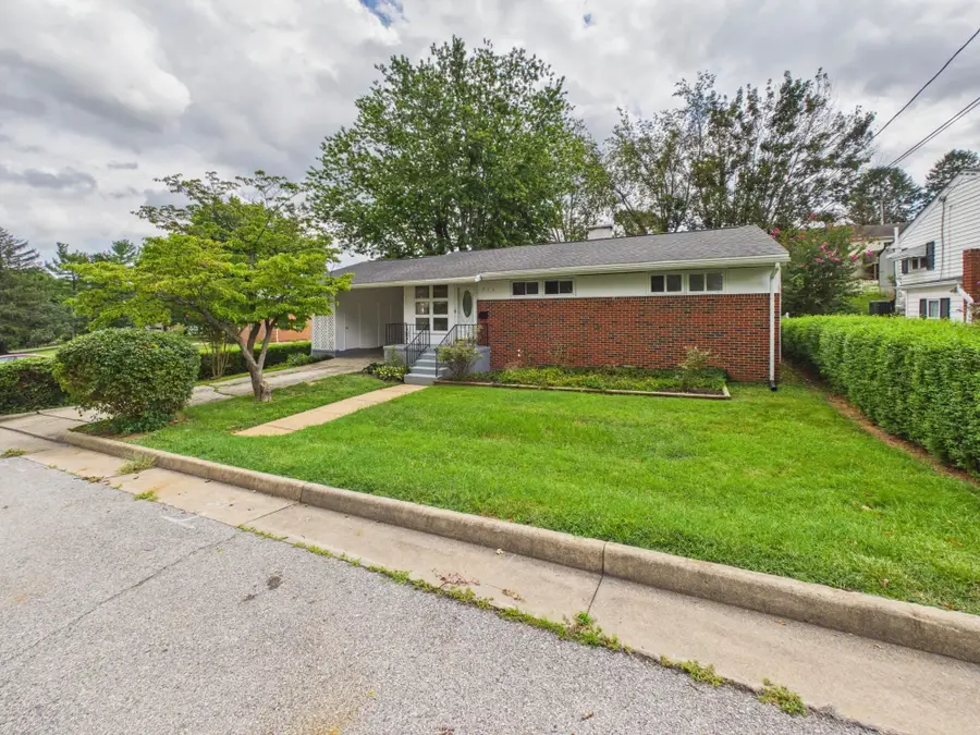 715 Cherry Hill Dr, Staunton, VA 24401 - #2