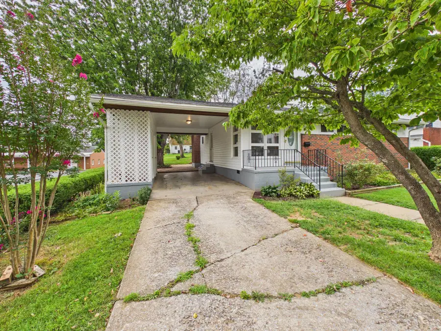 715 Cherry Hill Dr, Staunton, VA 24401 - #3