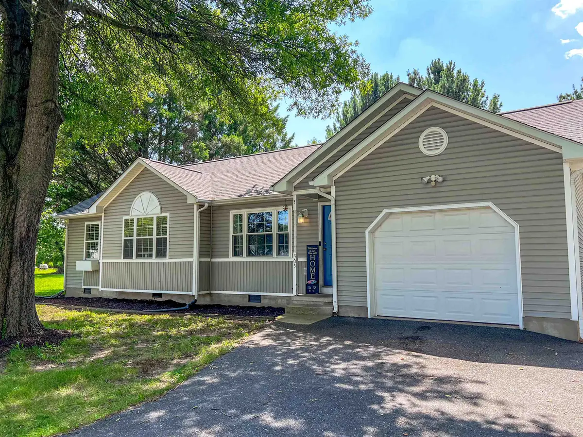 305 15th St, Grottoes, VA 24441 - #1