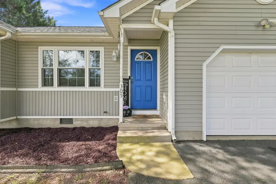 305 15th St, Grottoes, VA 24441 - #2