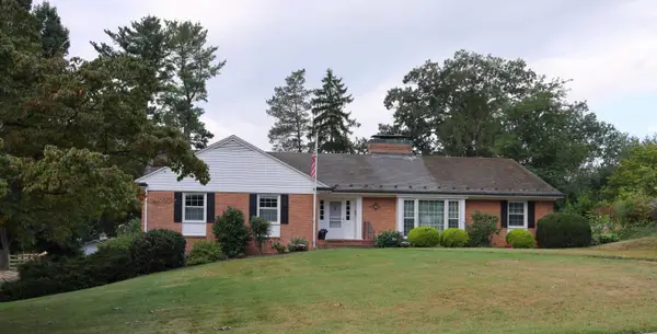 1075 Fairway Dr, Waynesboro, VA 22980
