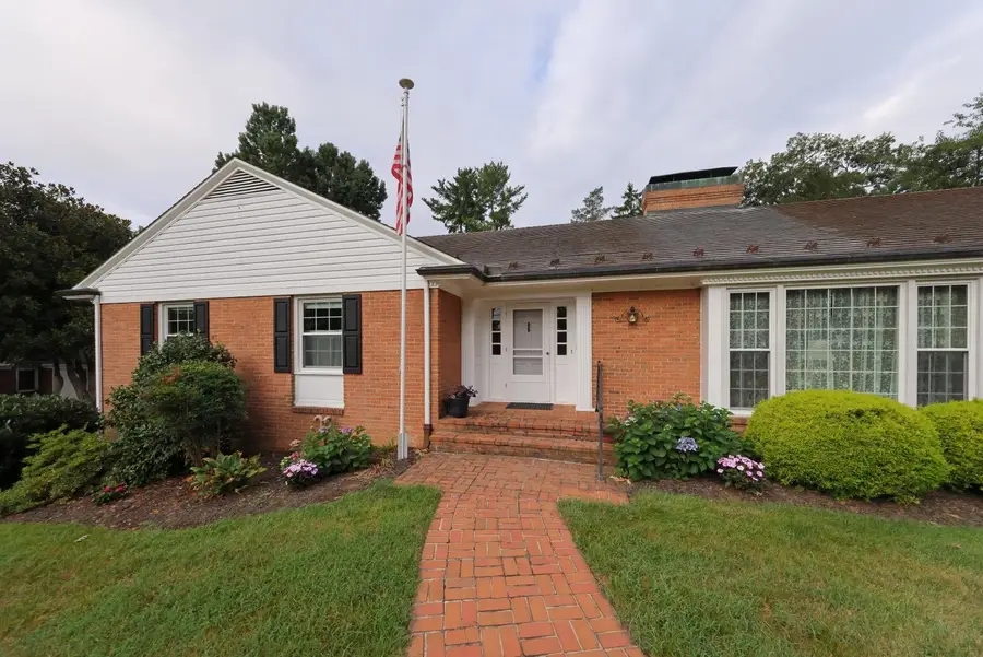 1075 Fairway Dr, Waynesboro, VA 22980 - #2