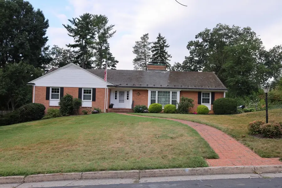 1075 Fairway Dr, Waynesboro, VA 22980 - #3