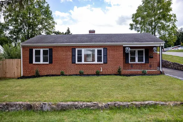 727 Cherry Hill Dr, Staunton, VA 24401
