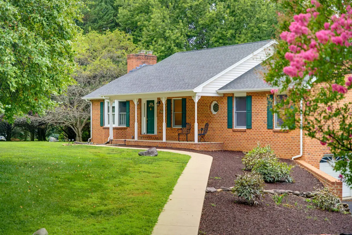 317 Baldwin Ln, Staunton, VA 24401 - #1