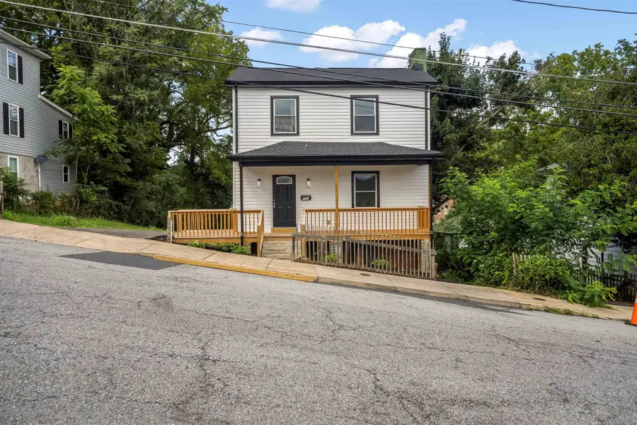 1105 Johnson St W, Staunton, VA 24401 - #2