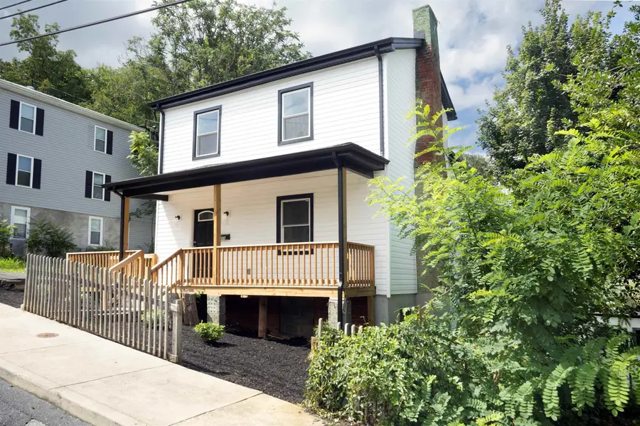 1105 Johnson St W, Staunton, VA 24401 - #3