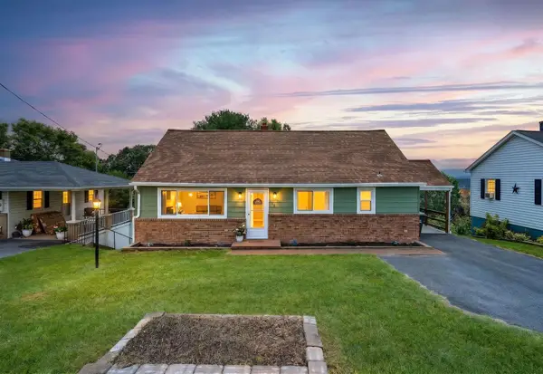 372 Frontier Dr, Staunton, VA 24401