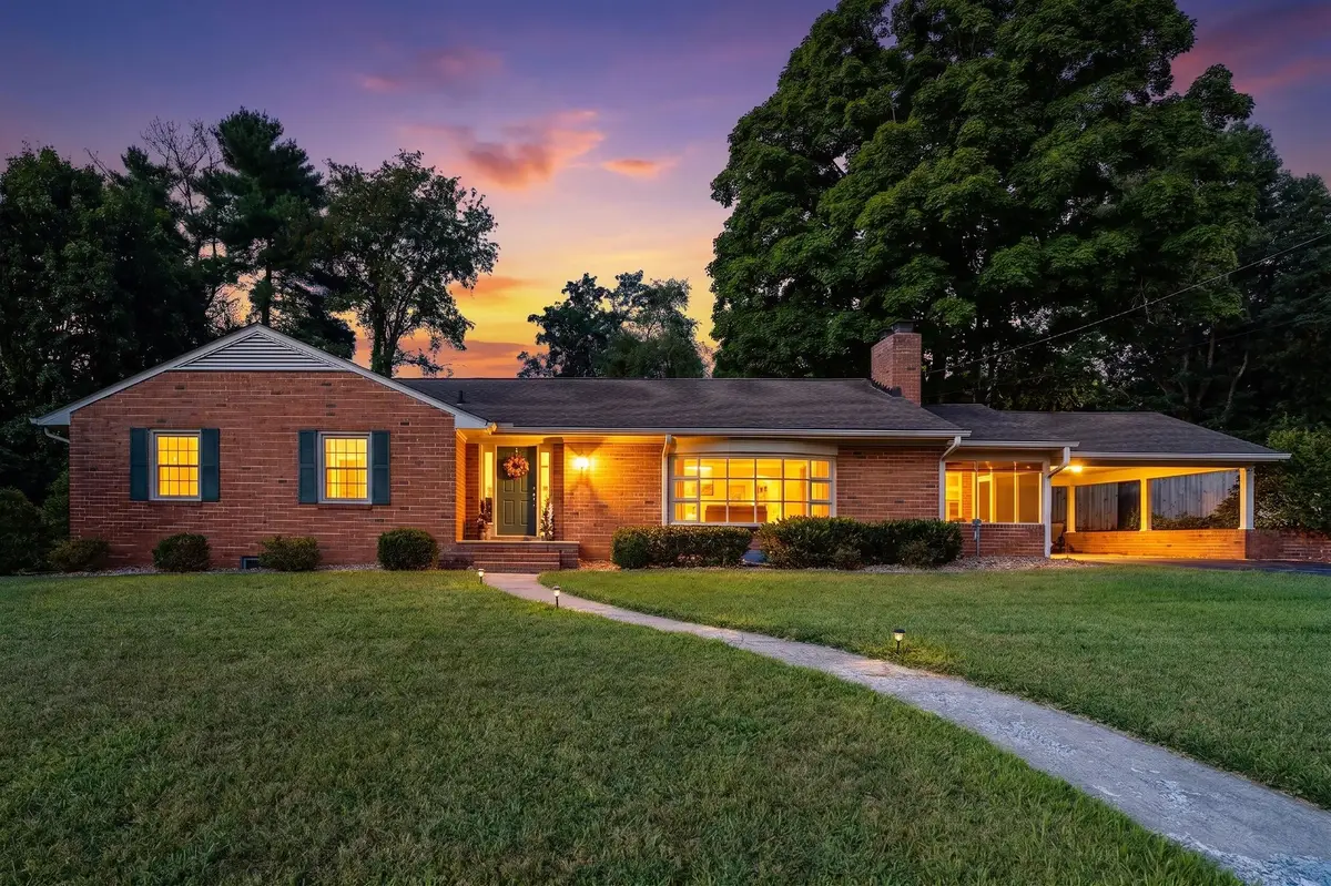 308 Rainbow Dr, Staunton, VA 24401 - #1