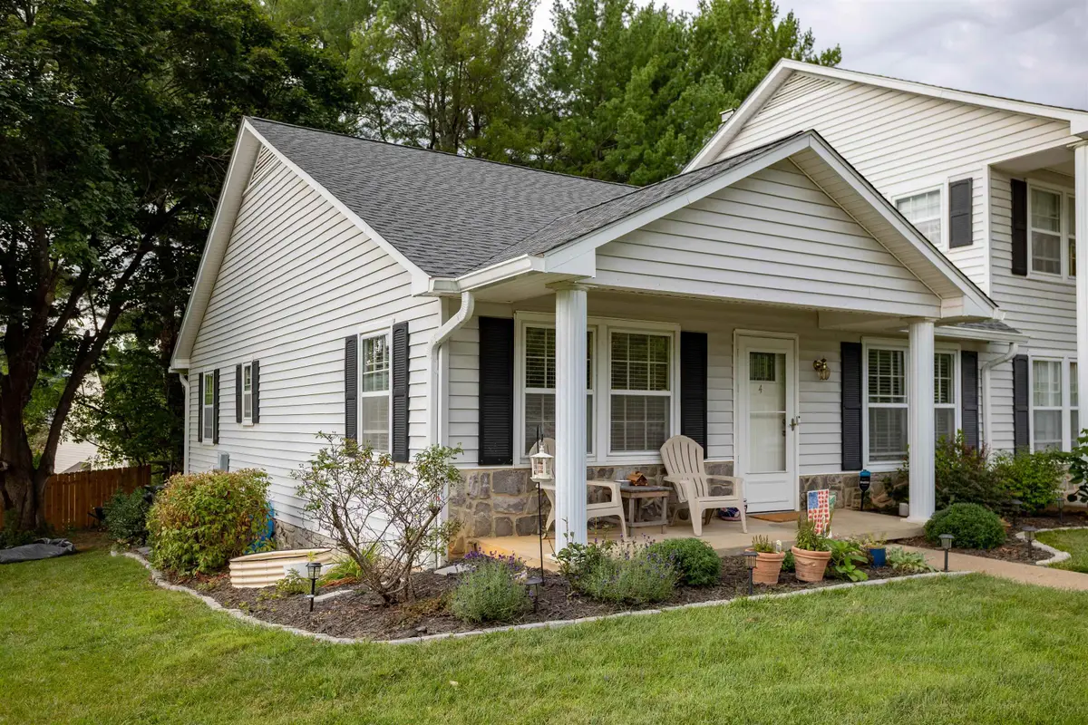 4 Shannon Pl, Staunton, VA 24401 - #1