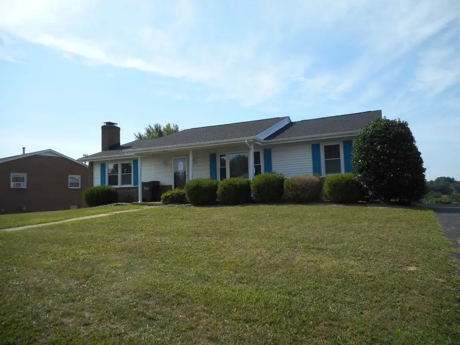 207 Fox Hill Dr, Staunton, VA 24401 - #2