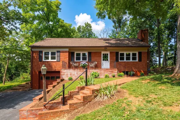 104 Greenwood Rd, Staunton, VA 24401