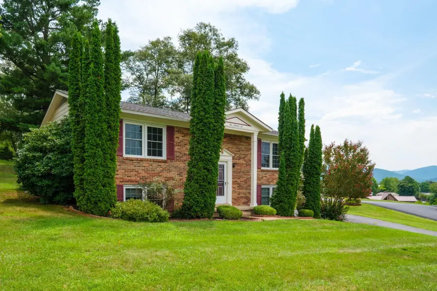106 Hillside Ave, Elkton, VA 22827 - #2
