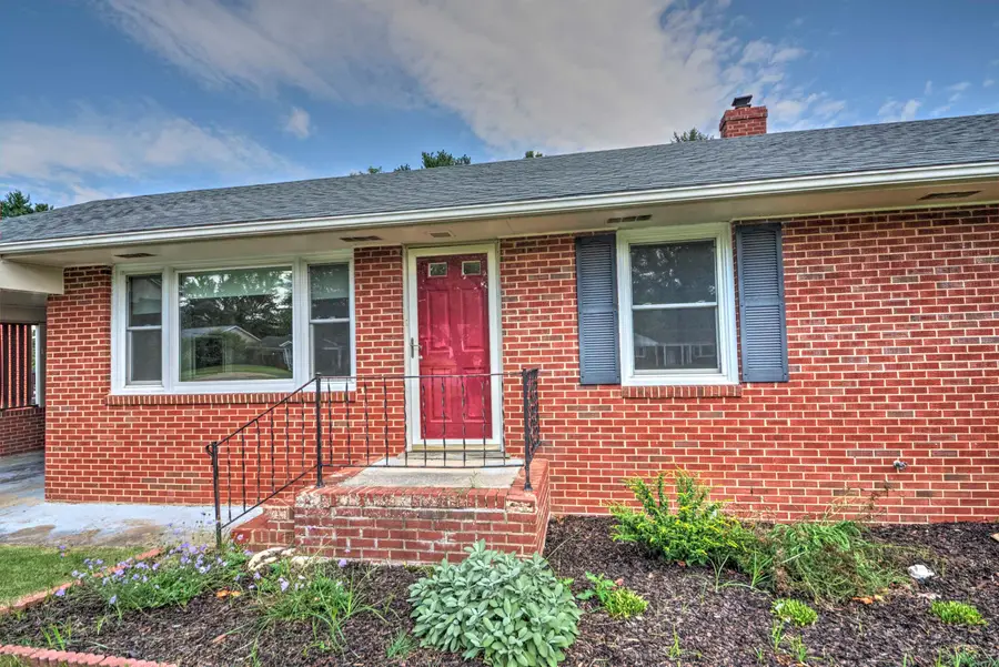 1061 Jefferson Ave, Waynesboro, VA 22980 - #2