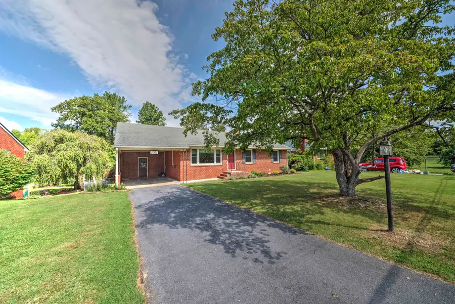 1061 Jefferson Ave, Waynesboro, VA 22980 - #3