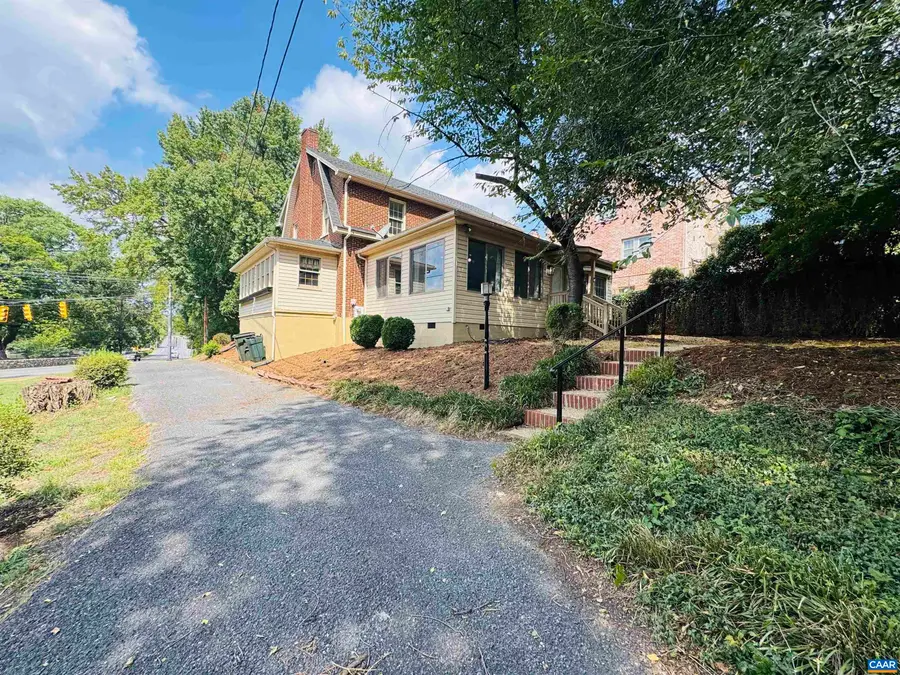 701 Donaghe St, Staunton, VA 24401 - #3
