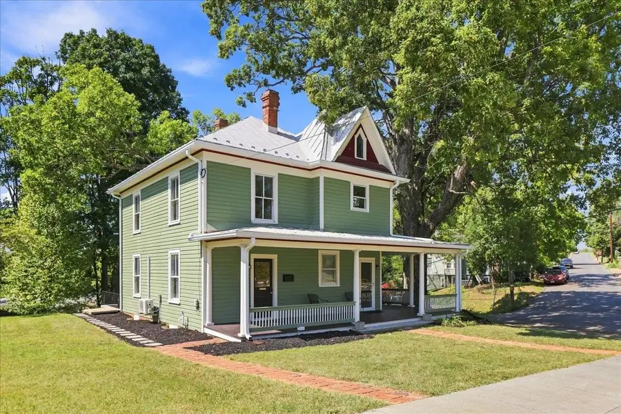 944 Sudbury St, Staunton, VA 24401 - #2
