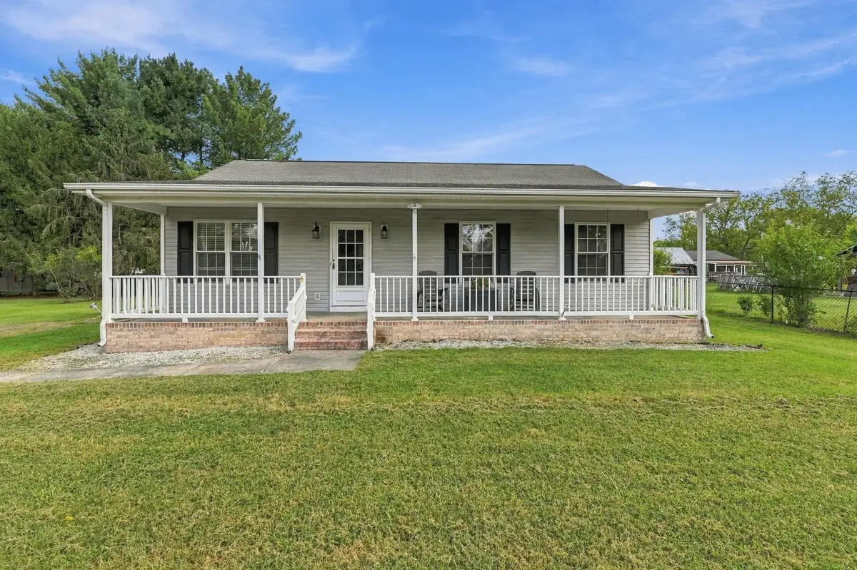 402 4th St, Grottoes, VA 24441 - #1