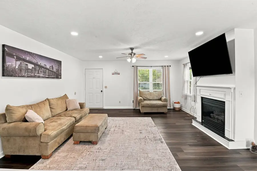 402 4th St, Grottoes, VA 24441 - #3