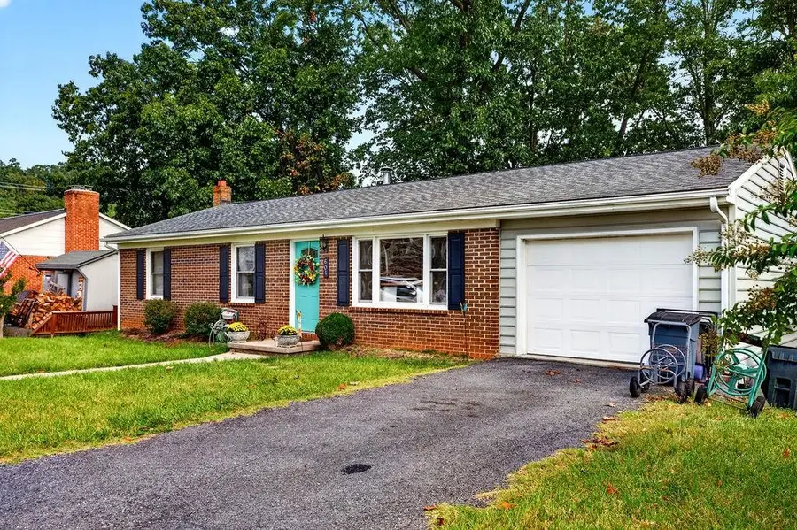 604 Hilltop Dr, Staunton, VA 24401 - #2