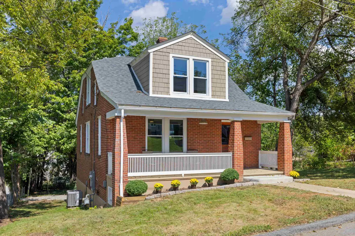 221 W Peabody St, Staunton, VA 24401 - #1