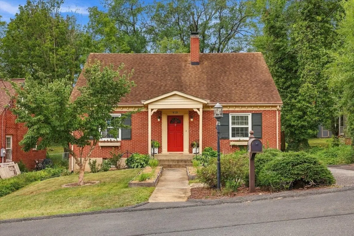 630 Parkview Ave, Staunton, VA 24401 - #1