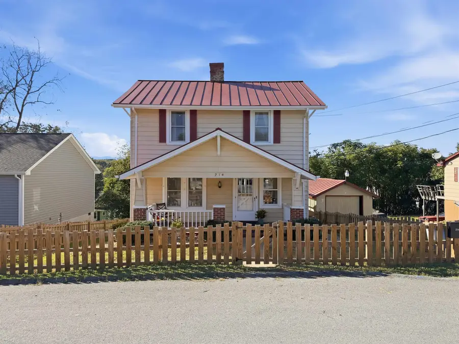 214 Thompson St, Staunton, VA 24401 - #2