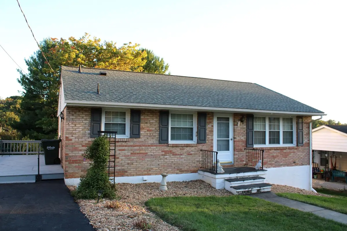 2208 Davis St, Staunton, VA 24401 - #1