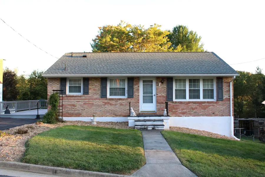 2208 Davis St, Staunton, VA 24401 - #3