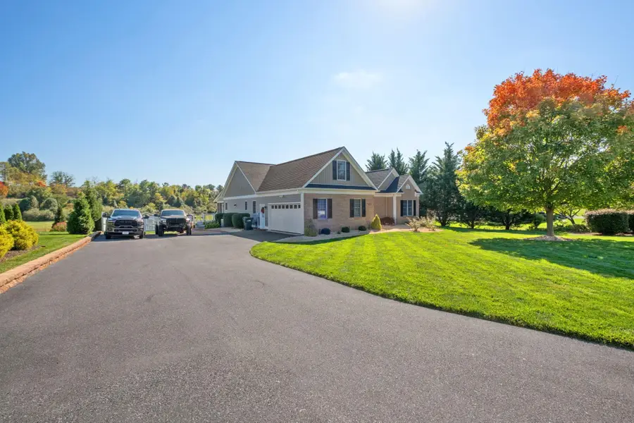 304 Gray Dr, Waynesboro, VA 22980 - #2