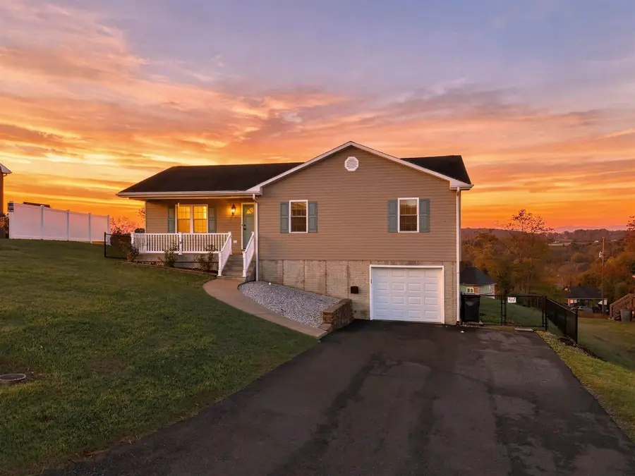 160 Greenview Dr, Staunton, VA 24401 - #2